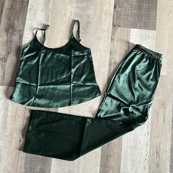 NWOT PAJAMA SET SATIN SPAGHETTI STRAP TOP WITH LONG PANTS NEVER WORN - Picture 2 of 14